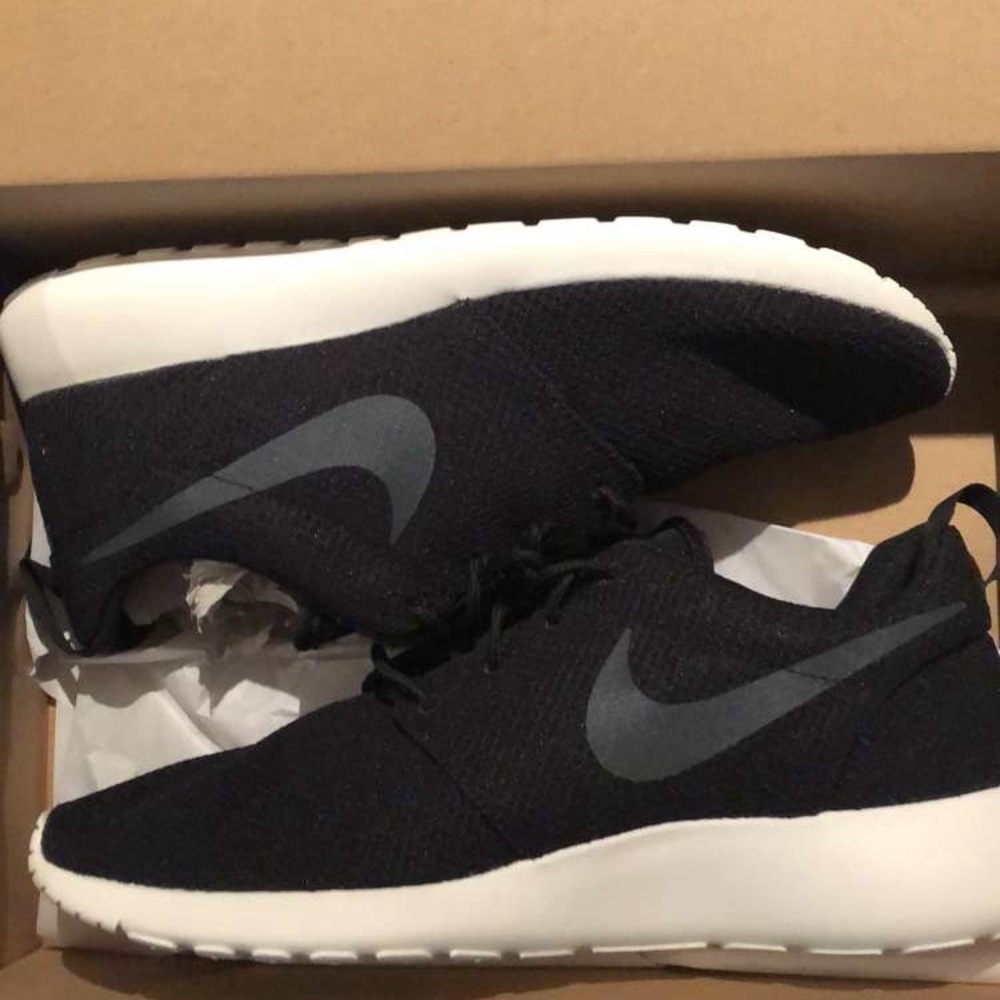 Black Roshe Nike brand NEW